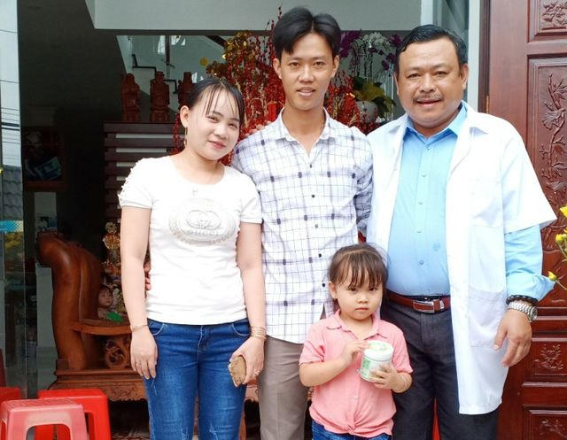 Vợ chồng anh Thông ở huyện Tam Bình (tỉnh Vĩnh Long) đưa con gái đến chúc mừng, cảm ơn Bác sĩ Lâm khi chữa thành công hiếm muộn.