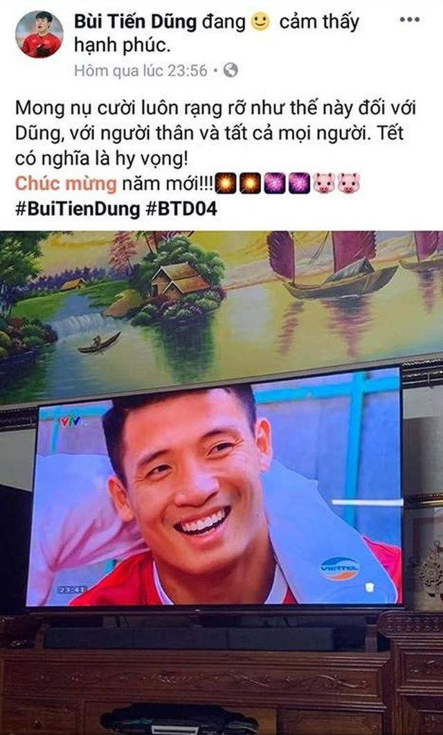 Trung vệ Bùi Tiến Dũng mong bản thân, gia đình và người hâm mộ có một năm mới tràn ngập tiếng cười.