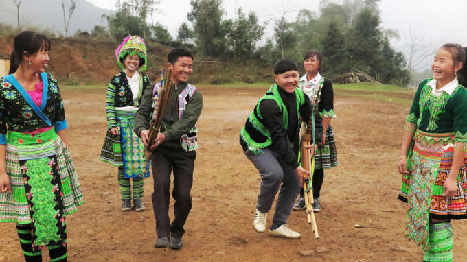 Đội văn nghệ tập múa khèn “Xuân về bản Mông”.