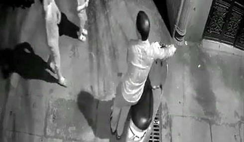 Hình ảnh người đàn ông nghi có hành vi dâm ô bé gái trong một ngõ vắng trên đường Khương Trung (ảnh cắt từ clip).