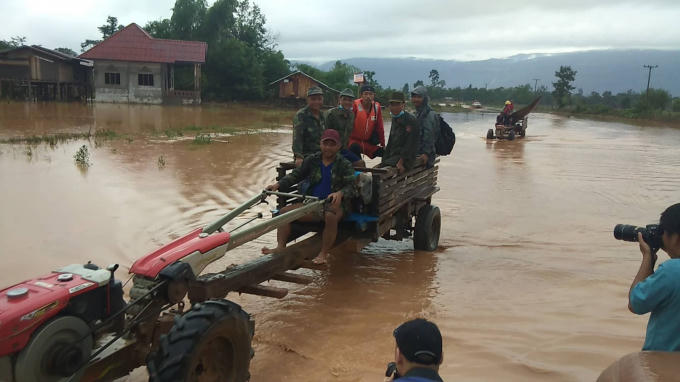 Đường xá vẫn ngập tràn nước