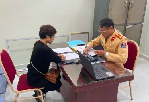 Lực lượng chức năng làm việc với người vi phạm.