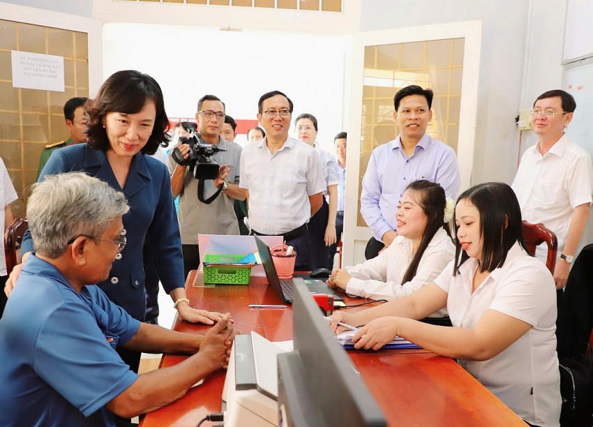 Phó Chủ tịch UBND tỉnh Nguyễn Thị Minh Thúy thăm hỏi người dân đến thực hiện thủ tục hành chính tại Trung tâm phục vụ hành chính công cấp xã.