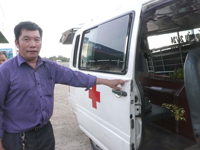 &Ocirc;ng Tuấn chỉ c&aacute;c dấu vết bị đập ph&aacute; tr&ecirc;n xe cấp cứu. Ảnh Ho&agrave;ng Trọng.