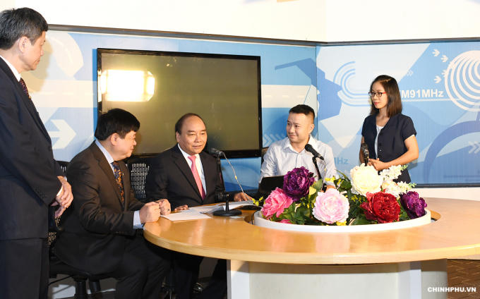 Thủ tướng Nguyễn Xuân Phúc chúc khán thính giả nghe đài VOV giao thông lái xe an toàn.