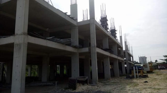 Được biết, chủ đầu tư giao hai nhà thầu riêng xây dựng mỗi dãy chung cư cao 12 tầng. Tuy nhiên, do chậm trễ giao vốn nên việc thi công cả hai block đều đã tạm dừng 2 tháng qua.