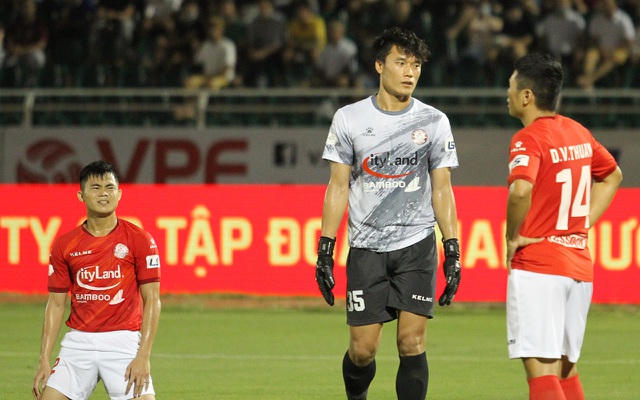CLB TPHCM để thủng lưới ở phút 15 khá dễ dàng.