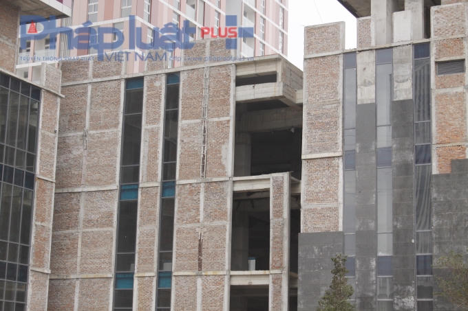 Nhìn những hạng mục công trình trong các tòa nhà này, người dân trước đây đã bỏ tiền tỷ vào đầu tư mua nhà chỉ biết lắc đầu ngao ngán. Thậm chí nhiều người bán nhà chỗ khác để vào đây ở nhưng cũng phải đi chỗ khác vì công trình chưa hoàn thành.