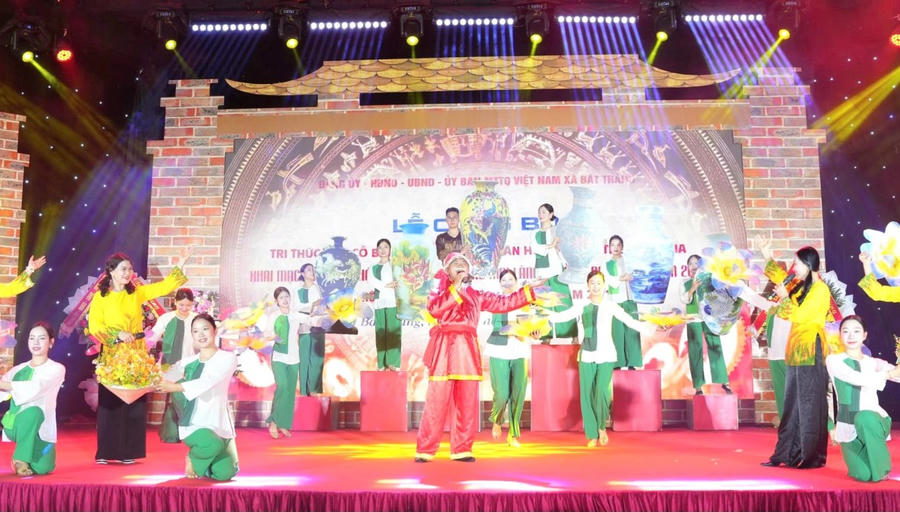 Biểu diễn văn nghệ chào mừng.