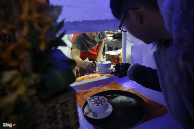 Giữa Sài Gòn nóng nực của những ngày hè, việc trải nghiệm tại quán cà phê này như bước vào một thế giới khác.