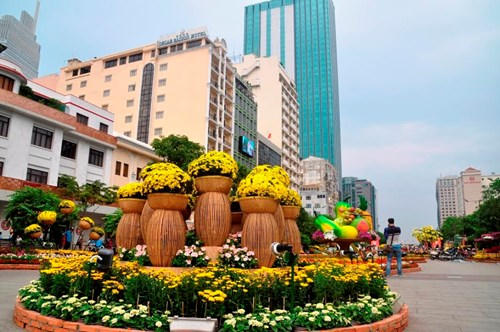 Tiểu cảnh “Thành phố trong tranh” những nét họa trên những bình gốm cao, suối hoa, hay hình ảnh Tết miền Nam với mâm ngũ quả, bánh chưng, bánh tét,…