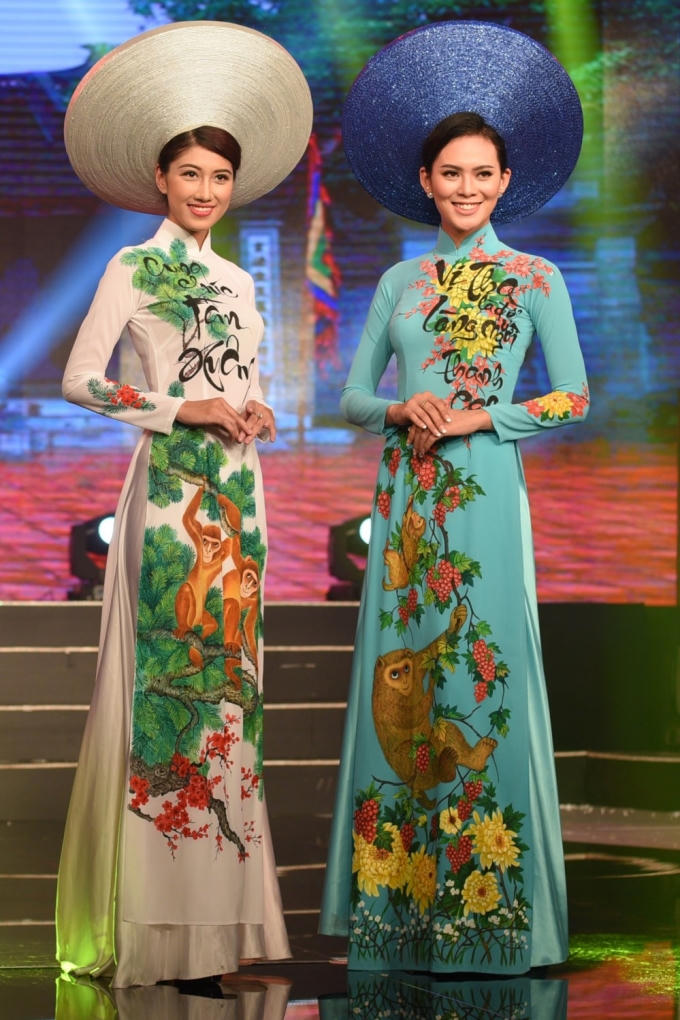 Các chú khỉ được cách điệu rất đáng yêu trên tà áo dài