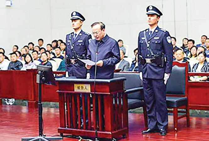 T&ocirc;n Ch&iacute;nh T&agrave;i đọc lời nhận tội trước t&ograve;a.