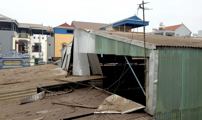 Những xưởng bằng tôn cũng bị tốc mái.