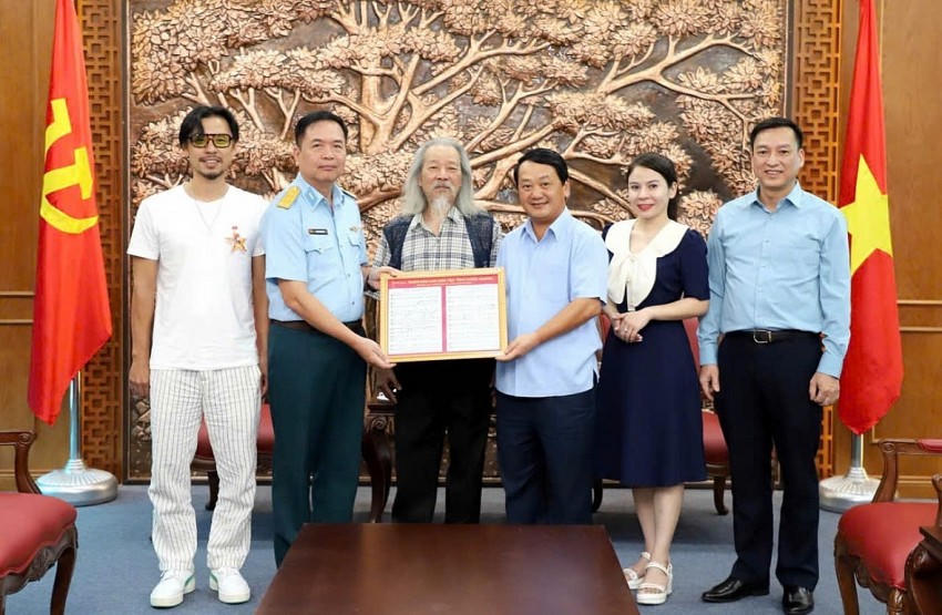 Đồng chí Hầu A Lềnh, Bí thư Tỉnh ủy tiếp nhận lời và nhạc ca khúc “Tuyên Quang đất mẹ” do Nhạc sĩ Bùi Minh Dũng trao tặng.
