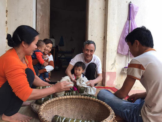Ông Hàn Đức Long gói bánh chưng cùng gia đình.