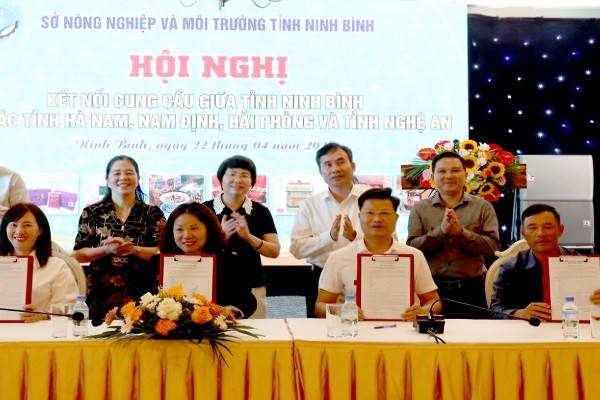 Đại diện ngành nông nghiệp, du lịch và các cơ sở sản xuất nông sản ký kết biên bản ghi nhớ.