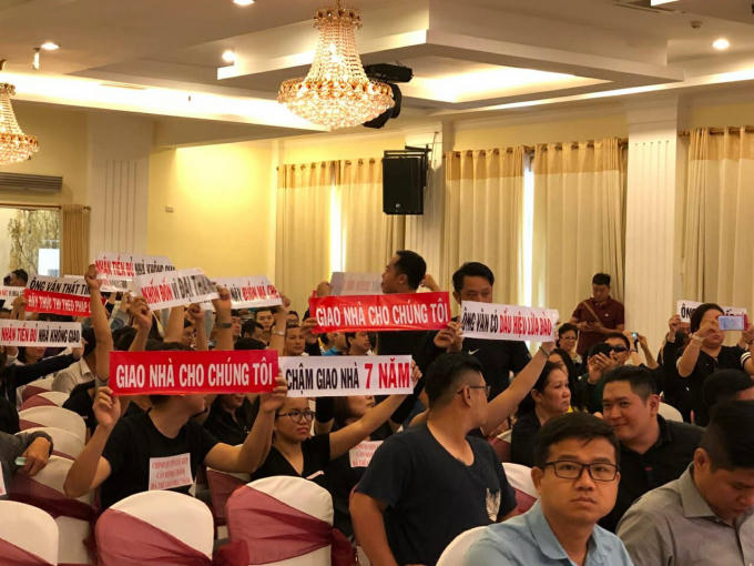 Người dân bức xúc vì cho rằng chủ đầu tư Đại Thành đã chậm giao nhà 7 năm.