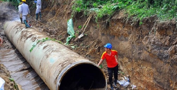 Tuyến ống nước sạch Sông Đà - Hà Nội liên tục bị vỡ ảnh hưởng đến hàng nghìn hộ dân thủ đô.