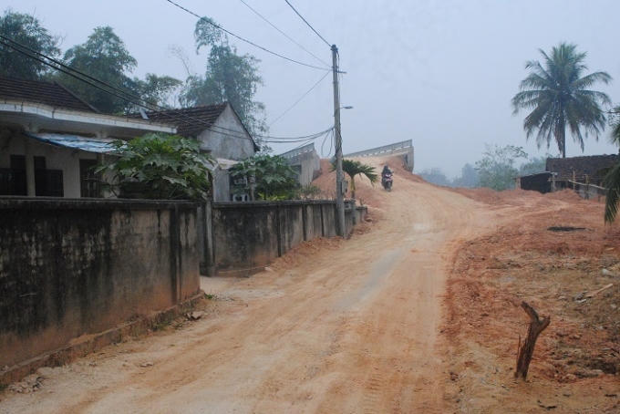 Chưa bố trí được nguồn vốn, hai đầu cầu Hoa Hải vẫn chưa thể giải phóng mặt bằng. (Ảnh: Duy Ngợi).