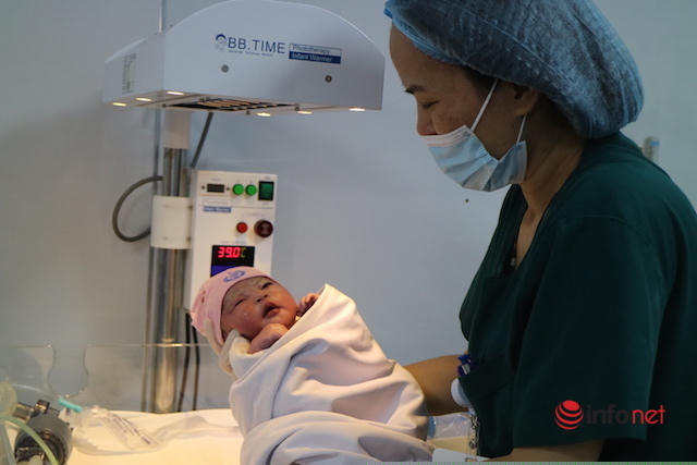 Sau đó bé Nu được sưởi ấm