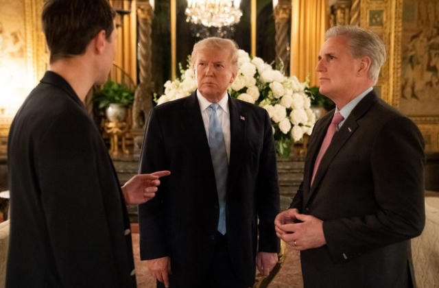 Ông Trump mở tiệc giữa lúc quân Mỹ triển khai chiến dịch ám sát tư lệnh Iran?