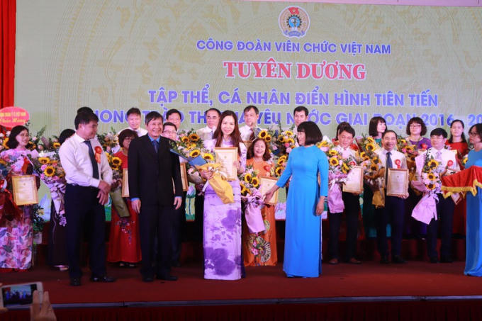 Phó Chủ tịch thường trực Công đoàn viên chức Việt Nam Nguyễn Giang Tuệ Minh trao phần thưởng cho đại diện lãnh đạoCông đoàn Báo PLVN