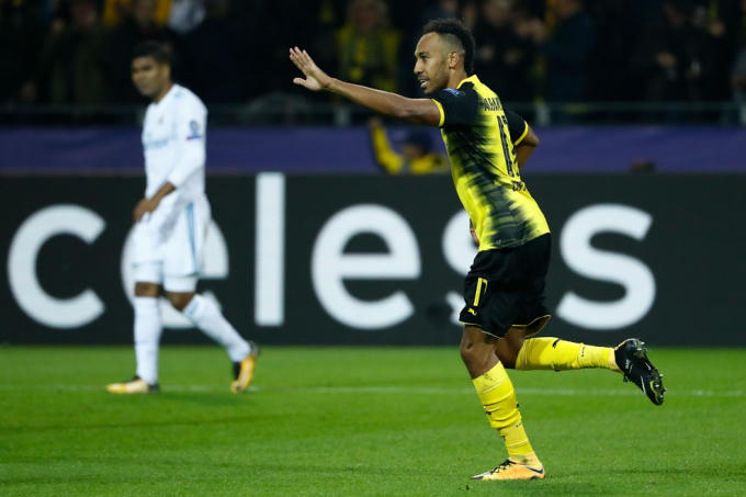 Aubameyang rút ngắn tỉ số xuống còn 1-2.