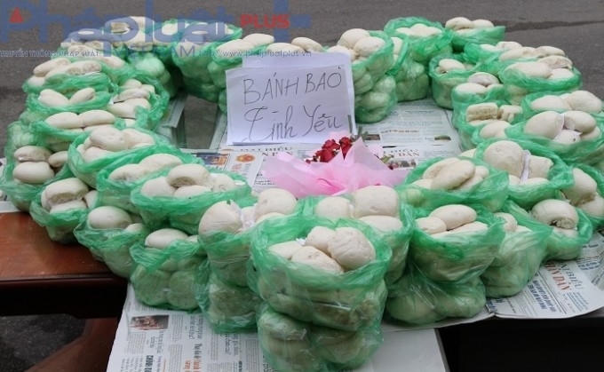 1000 chiếc "Bánh bao tình yêu" do chính gia đình nam chính sản xuất từ tối và đêm qua 12/9. với mục đích từ thiện