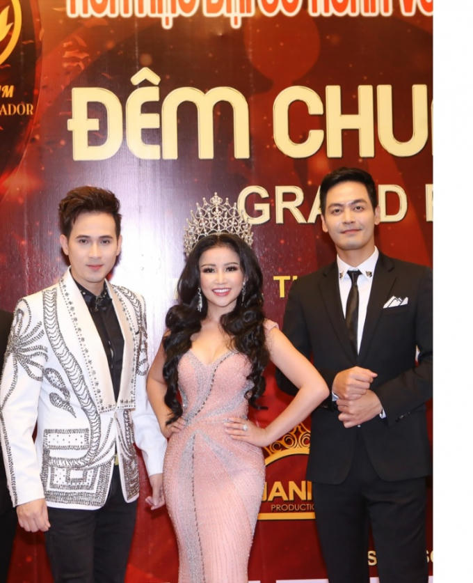 Hoa hậu Janny Thủy Trần chụp hình cùng với Ban giám khảo.