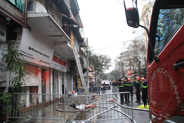 Lực lượng PCCC được huy động đến hiện trường để dập tắt đám cháy.