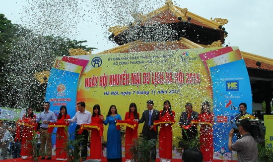 Tưng bừng ngày hội khuyến mại du lịch Hà Nội 2015