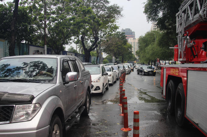 Giao thông gặp khó trên đường Tôn Đức Thắng.