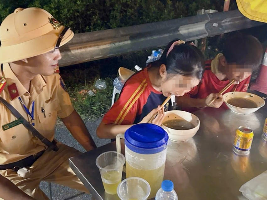 Sau “hành trình dài” hai chị em đói, mệt, được các chú CSGT chăm sóc tại chốt.
