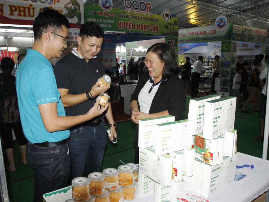 Sản phẩm OCOP của HTX Tài Thịnh Phát Farm (xã Tam Giang, huyện Năm Căn, tỉnh Cà Mau) luôn tuân thủ các tiêu chuẩn an toàn thực phẩm trong từng khâu sản xuất, xây dựng quy trình kiểm mẫu định kỳ cho từng sản phẩm.
