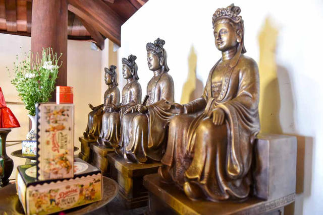 Trong đền có nhiều tượng. Đặc biệt, toàn bộ tượng, chông, chân nến… được chế tác bởi các nghệ nhân làng đúc đồng Ngũ Xã nổi tiếng bên hồ Trúc Bạch.