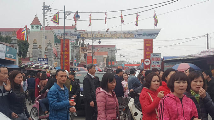 Ngay từ sớm, dòng người đông đúc đã đổ về trung tâm Hội chợ Viềng để mua sắm.