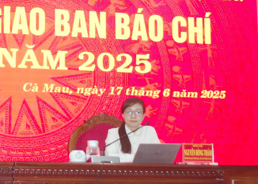 Bà Nguyễn Hồng Thắm – Phó Trưởng Ban Tuyên giáo và Dân vận Tỉnh ủy Cà Mau, đồng chủ trì tại buổi họp báo, giao ban báo chí quý II/2025.
