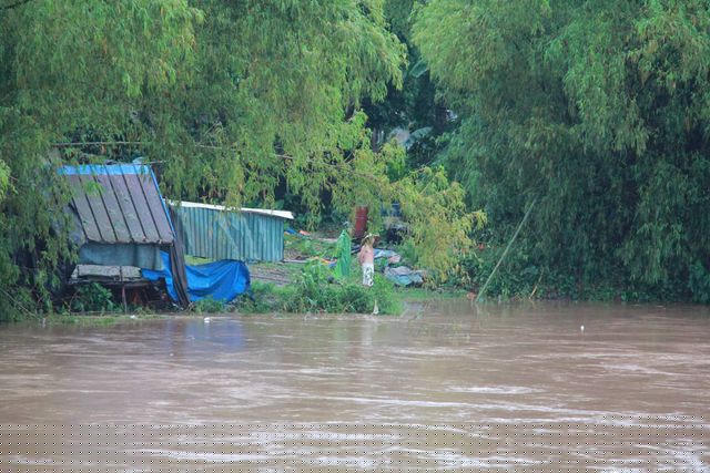 Nước lũ dâng cao, uy hiếp các hộ dân sống ngay sát bờ sông