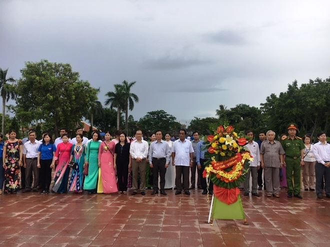 Đoàn làm lễ dâng hương tại Thành cổ Quảng Trị (ảnh: Hoa Sen)