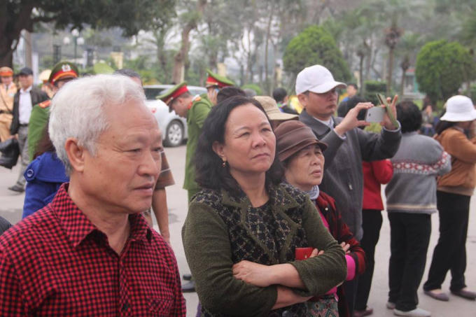 Đông đảo người dân theo dõi lịch trình diễn ra lễ hội.