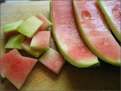 Trong vỏ dưa hấu có chứa rất nhiều bate-carotene và vitamin C có thể giúp cho mọi người giảm viêm xương khớp, thấp khớp và viêm khớp dạng thấp. Ảnh: minh họa