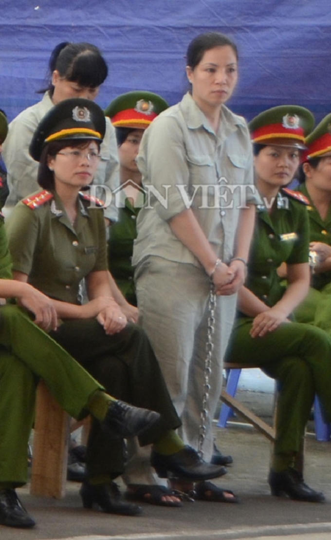 Mặc bộ quần áo tù nhưng Nguyễn Thị Huệ nổi trội hơn các phạm nhân khác với vẻ ngoài khá ưa nhìn.