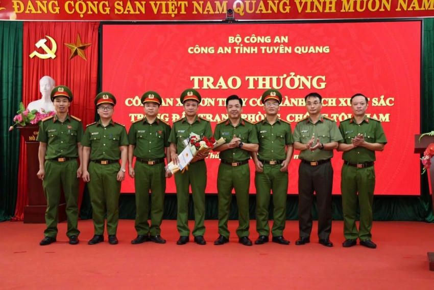 Đại tá Nguyễn Thành Chung - Phó Giám đốc Công an tỉnh biểu dương tinh thần mưu trí, dũng cảm của Công an xã Sơn Thủy.