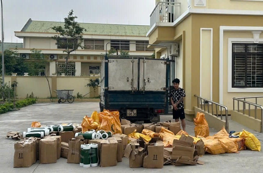 Đối tượng và tang vật vụ án. Ảnh: CA Quảng Ninh