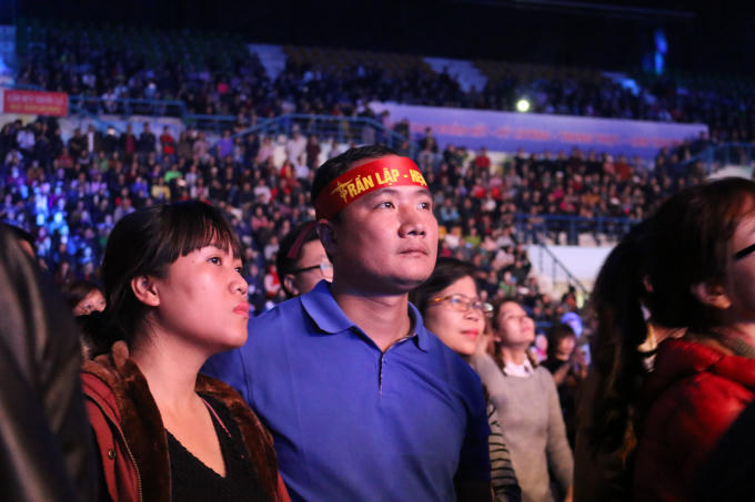 Khán giả Hiếu Trung chia sẻ: "Mình làm fan hâm mộ của Trần Lập từ thời sinh viên, khi nghe các thành viên của Bức Tường cũng như những nghệ sĩ hát lại các ca khúc gắn với tên tuổi anh Trần lập mình thực sự xúc động. Mình có cảm giác như anh ấy chưa hề đi xa khỏi thế giới này".