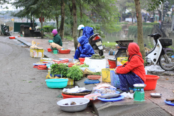 Trong cơn gió buốt lạnh, các chị vẫn phải mưu sinh. (Ảnh: Phùng Hà)