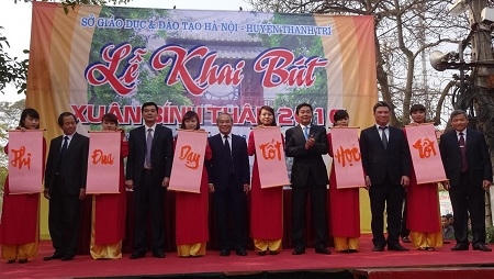 Ban lãnh đạo ngành GD – ĐT, lãnh đạo Thành phố đã khai bút viết 6 chữ: “Thi – Đua - Dạy - Tốt - Học - Tốt”. Ảnh: TCGDTD