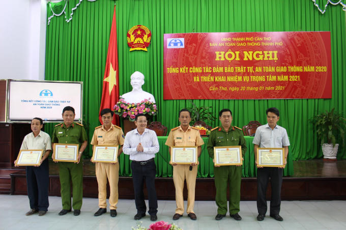 Chủ tịch UBND TP Cần Thơ trao tặng bằng khen cho 30 cá nhân, 21 tập thể, Ban ATGT tặng giấy khen tặng cho 66 tập thể , 145 cá nhân đã đóng góp, thành tích xuất sắc tích cực phòng trào thi đua đảm bảo trật tự, an toàn giao thông năm 2020.