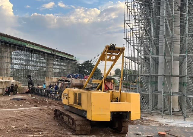 Hiện trường cần cẩu thi công dự án Vành đai 3 TPHCM sập, đè lên 2 người đàn ông.